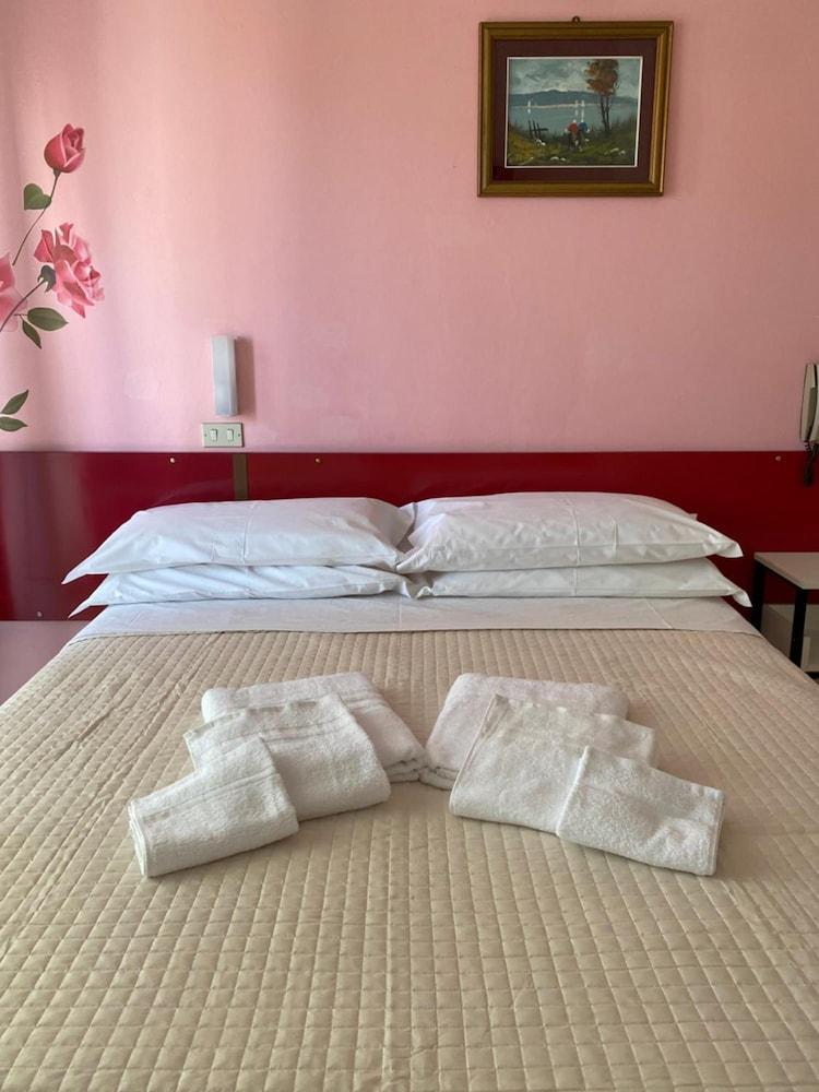 Hotel Nova Dhely ริมินี ภายนอก รูปภาพ