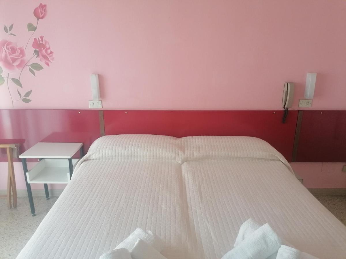 Hotel Nova Dhely ริมินี ภายนอก รูปภาพ