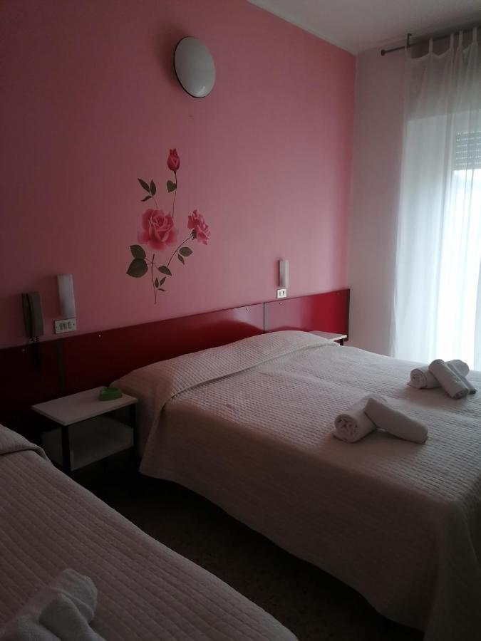 Hotel Nova Dhely ริมินี ภายนอก รูปภาพ
