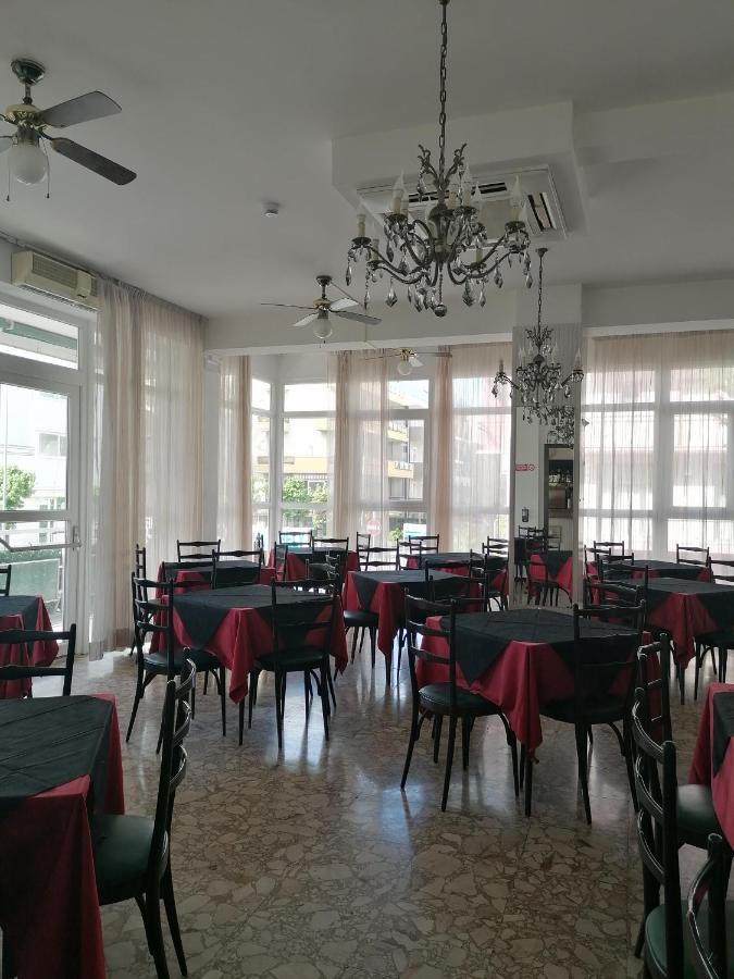 Hotel Nova Dhely ริมินี ภายนอก รูปภาพ