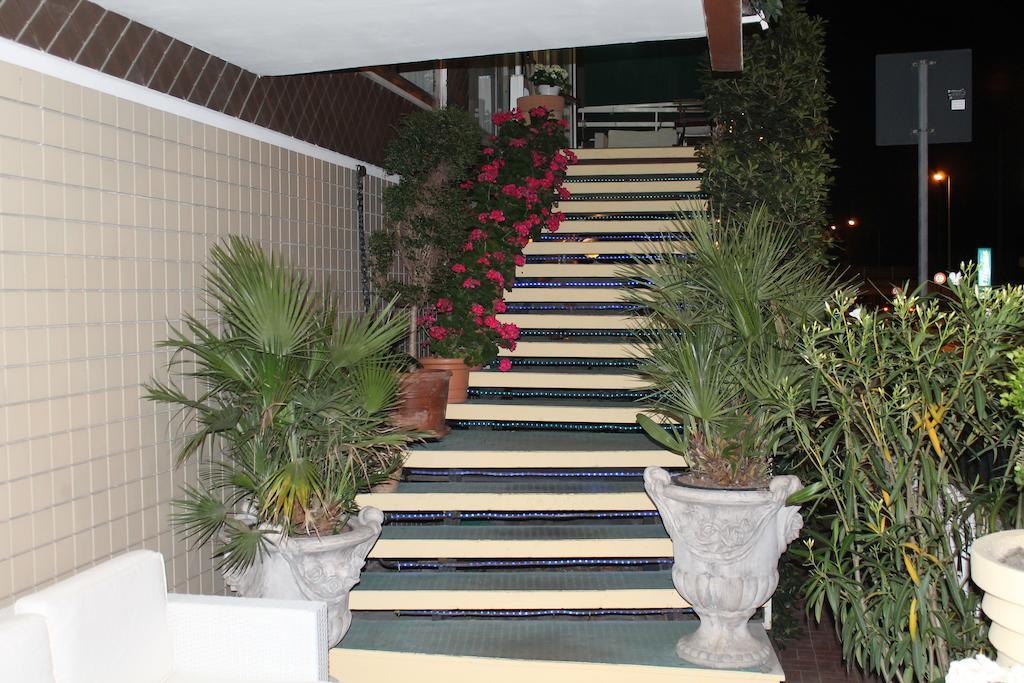 Hotel Nova Dhely ริมินี ภายนอก รูปภาพ
